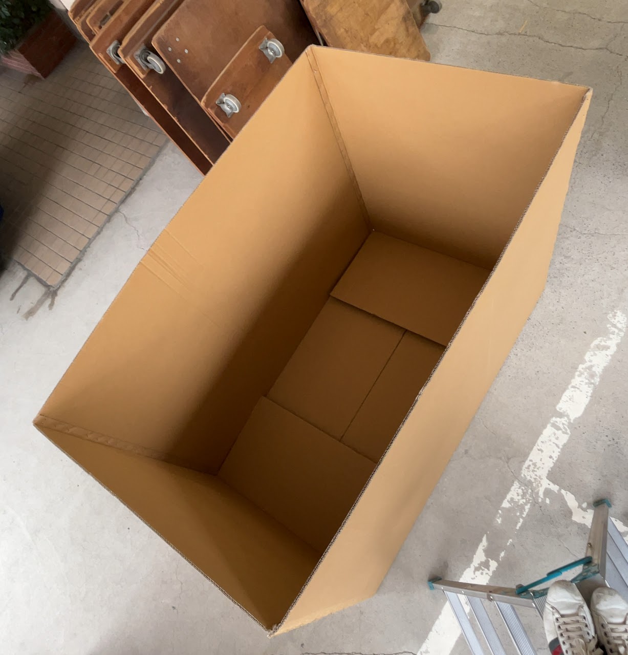 大型美術品用ダンボール箱（内観）