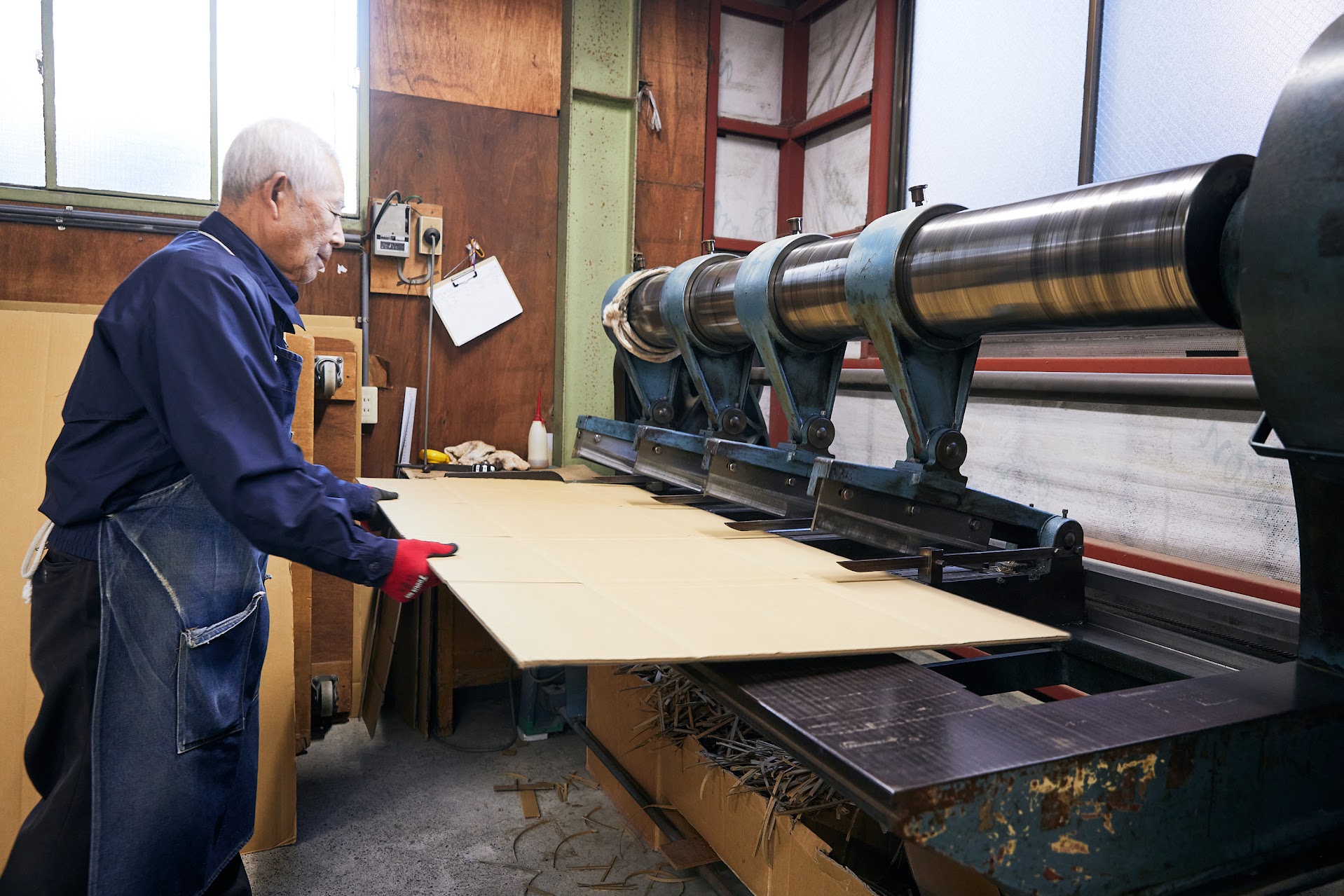 大型ダンボール箱の製造風景