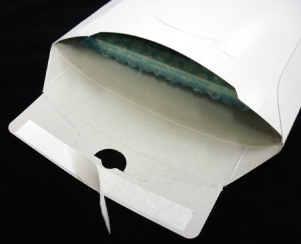 封筒についている剥離紙(はくりし)を剥がして頂くとすぐに封かんすることができます。