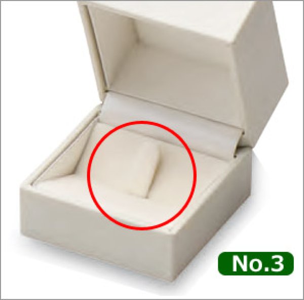 No.3の幅広リング用は、リングをツメで固定するタイプです。さまざまな太さのリングに対応します。