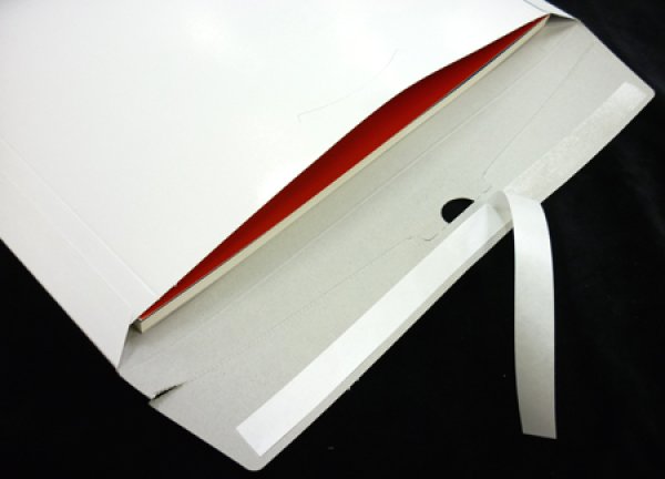 封筒についている剥離紙(はくりし)を剥がして頂くとすぐに封かんすることができます。