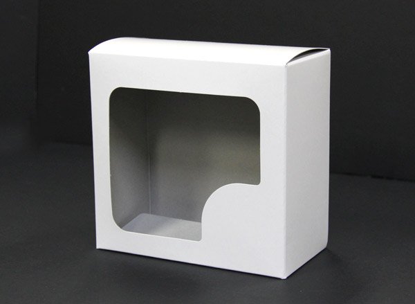 前面の穴の部分は空いています。(フィルム等はありません)